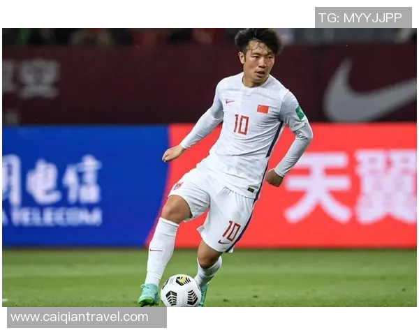 中国足球明星因失误公开道歉引发球迷热议与反思